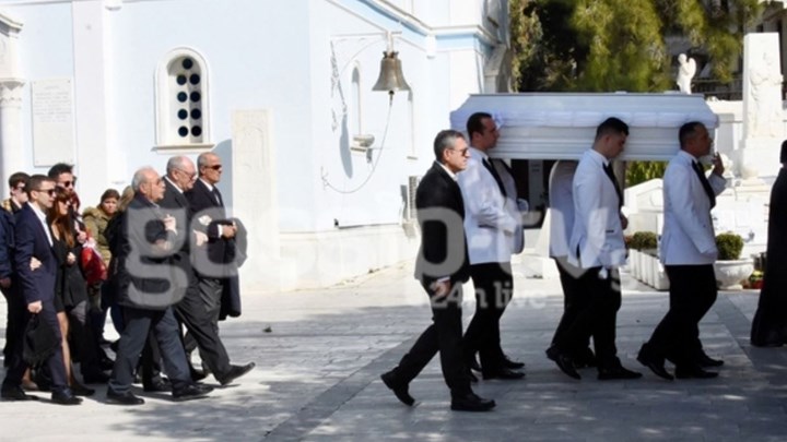 Ράγισαν καρδιές στην κηδεία της Νίκης Λειβαδάρη – Συντετριμμένος ο πατέρας της – ΦΩΤΟ – ΒΙΝΤΕΟ