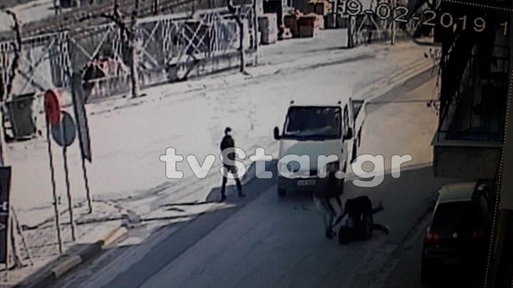 Καρέ-καρέ η επίθεση ανηλίκων σε γυναίκα για να της αρπάξουν την τσάντα – ΒΙΝΤΕΟ