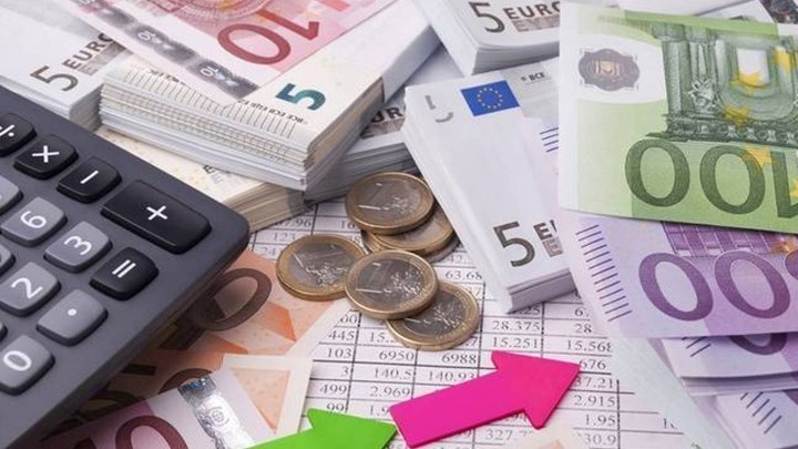 Του πήρε 7.500 ευρώ για να “ρυθμίσει” τα χρέη στην Εφορία και έγινε… “καπνός”