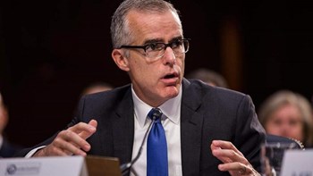 Νέα σκληρή φραστική επίθεση από τον Άντριου Μακέιμπ στον πρόεδρο Τραμπ με υπονοούμενα για την Ρωσία