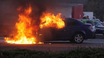 Αυτοκίνητο τυλίχθηκε στις φλόγες στη Θεσσαλονίκη