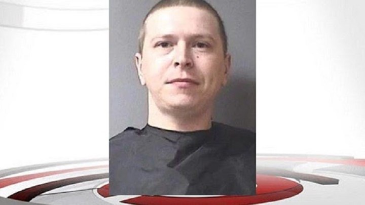 Ξύπνησε και “τσάκωσε” στα πράσα τη σύζυγο του με τον εραστή