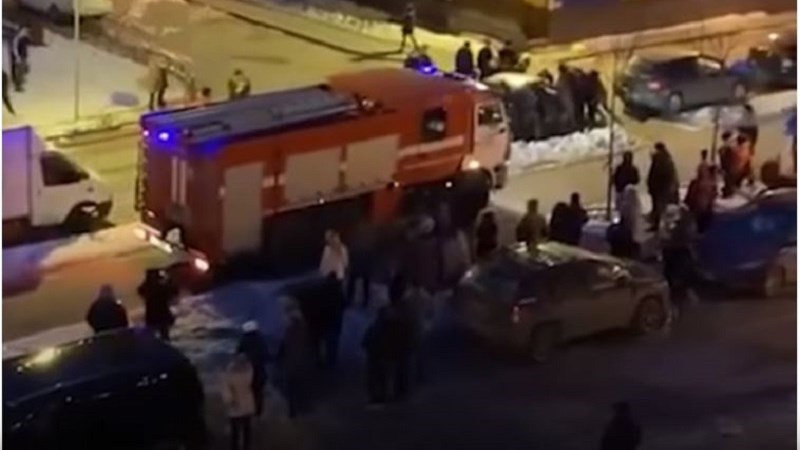 Σήκωσαν με τα χέρια τους αυτοκίνητα για να περάσει πυροσβεστικό όχημα – ΒΙΝΤΕΟ