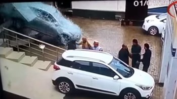 Πάτησε γκάζι σε έκθεση αυτοκινήτων και τα έκανε… λίμπα – ΒΙΝΤΕΟ