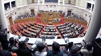 Άλλαξαν τον Κανονισμό και διατηρούν τους μετακλητούς των “πρώην” προέδρων Βουλής και Πρωθυπουργών