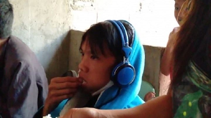 Ταΐζει στο στόμα τον 13χρονο γιο της που συμμετέχει σε μαραθώνιο gaming – ΦΩΤΟ