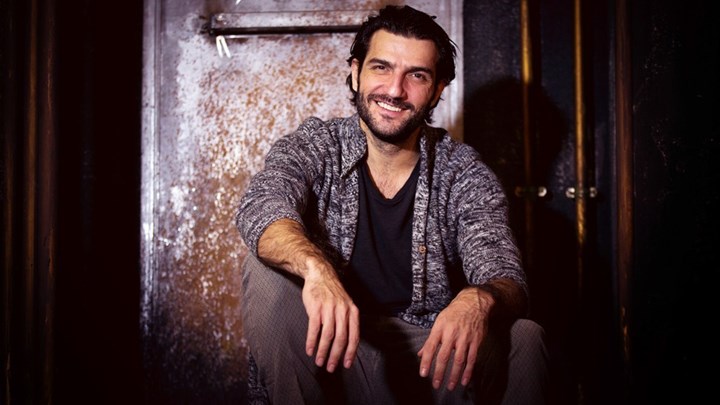 Bomb: Ο Κουρής γίνεται…Κουτρούλης σε σκηνοθεσία της Καρύδη