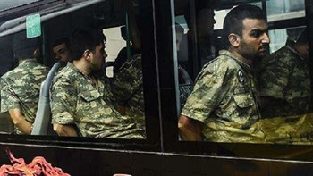 Ο Ερντογάν αποδεκατίζει τις Ένοπλες Δυνάμεις – Τη σύλληψη 295 φερόμενων Γκιουλενιστών διέταξε εισαγγελέας