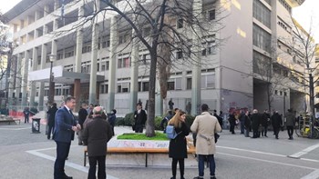 Εκκενώθηκε το Δικαστικό Μέγαρο της Λάρισας έπειτα από τηλεφώνημα για βόμβα – ΒΙΝΤΕΟ