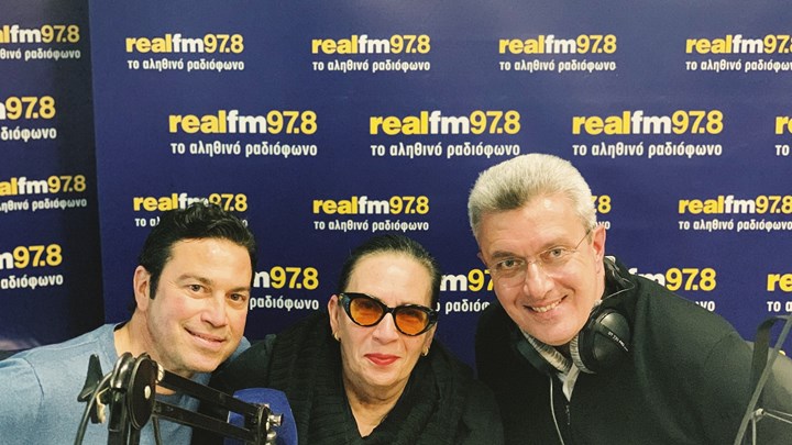 Ο Μάριος Φραγκούλης και η Λίνα Νικολακοπούλου στο στούντιο του Realfm 97,8