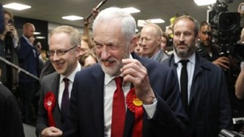 Υπό διάλυση το κόμμα του Τζέρεμι Κόρμπιν – Παραιτήθηκε κι άλλος βουλευτής