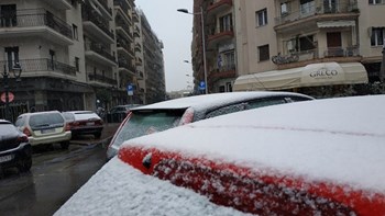 Χιονίζει στη Θεσσαλονίκη – ΦΩΤΟ