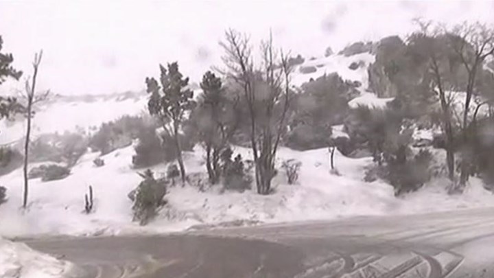 Έκλεισε η λεωφόρος Πάρνηθας λόγω χιονόπτωσης – ΤΩΡΑ