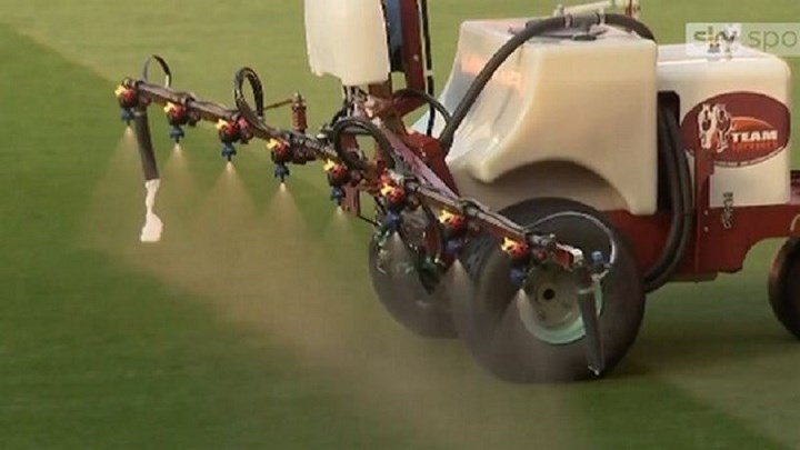 Γιατί η Γιουνάιτεντ ψεκάζει με σπρέι σκόρδου το γήπεδό της – ΒΙΝΤΕΟ