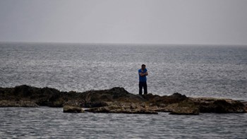 Έπεσε στη θάλασσα για να γλιτώσει από τον… αστυνομικό έλεγχο