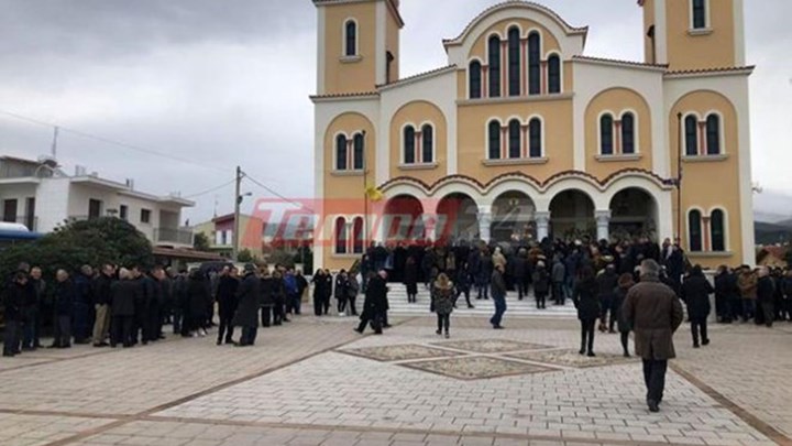 “Ράγισαν” καρδιές στην κηδεία του 24χρονου Eύζωνα – Βουβό μοιρολόι στο τελευταίο «αντίο» – ΒΙΝΤΕΟ – ΦΩΤΟ