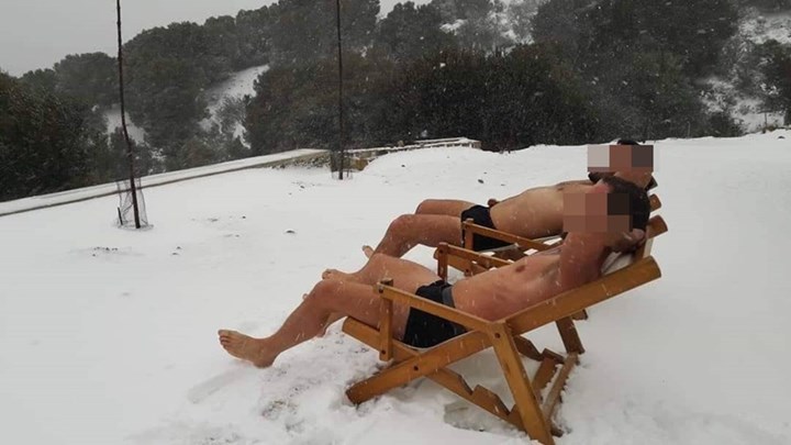 Δεν τους πτοούν ούτε τα χιόνια – Η αστεία ΦΩΤΟ δύο ατόμων από τη Λήμνο