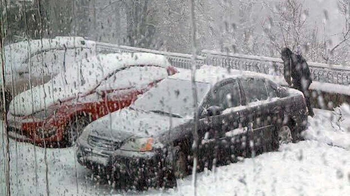 Ώρες ταλαιπωρίας για εγκλωβισμένους σε λεωφορεία και αυτοκίνητα στο χιονισμένο Στόμιο – ΒΙΝΤΕΟ – ΦΩΤΟ