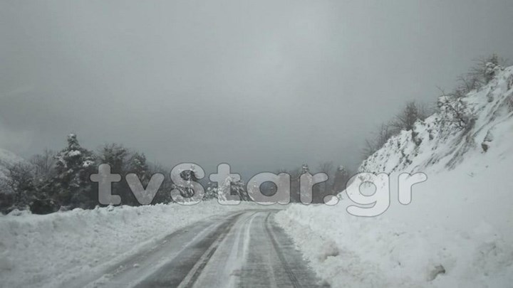 Χιονίζει από το πρωί σε όλη την Εύβοια – Απαγόρευση κυκλοφορίας μεγάλων οχημάτων – ΦΩΤΟ