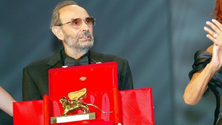 Πέθανε ο σκηνοθέτης της ταινίας “Τραγουδώντας στη βροχή” – ΒΙΝΤΕΟ