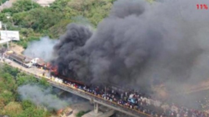 Ο στρατός του Μαδούρο καίει την ανθρωπιστική βοήθεια – Συγκρούσεις με πολίτες στα σύνορα με την Κολομβία – ΦΩΤΟ – ΒΙΝΤΕΟ