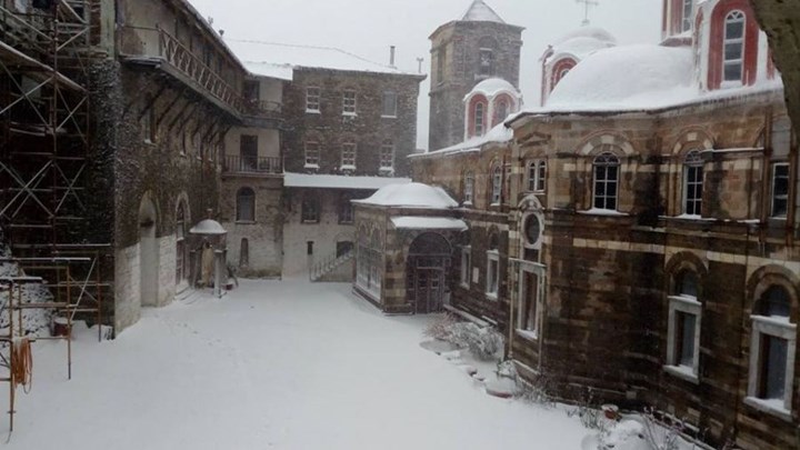 Μαγευτικές εικόνες από το χιονισμένο Άγιο Όρος – ΦΩΤΟ