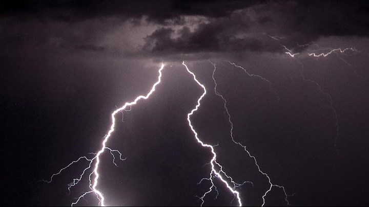 Έβρεξε…κεραυνούς – Έπεσαν 2.000 σε λιγότερο από 24 ώρες