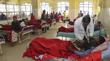 Φονικό αλκοόλ: Στους 98 οι νεκροί στην Ινδία από τα ποτά “μπόμπες”