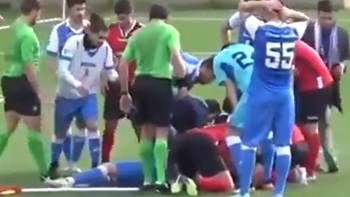 Ποδοσφαιριστές έσωσαν αντίπαλό τους, όταν του γύρισε η γλώσσα – ΒΙΝΤΕΟ