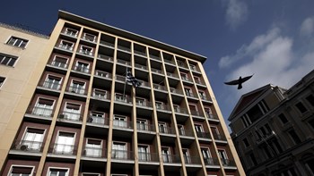 Τι προβλέπει το πολυνομοσχέδιο για τη ρύθμιση χρεών προς δήμους και τις προσλήψεις συμβασιούχων