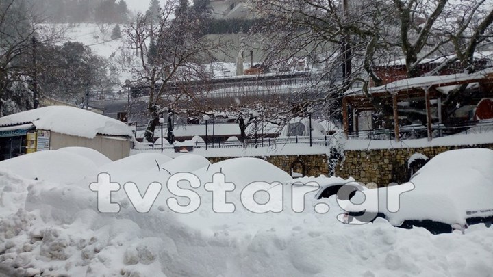 Χιονοθύελλα χτυπά την Εύβοια – Επιχείρηση απεγκλωβισμού τραυματισμένου ανθρώπου