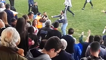 Ξύλο σε αγώνα ποδοσφαίρου στην Ισπανία -ΒΙΝΤΕΟ