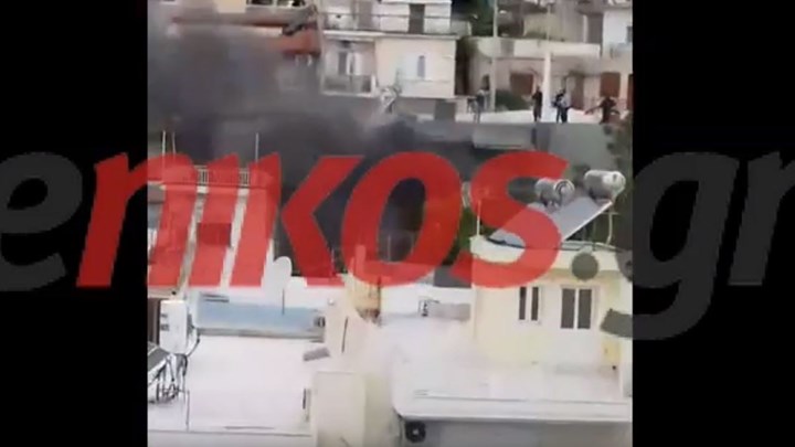 Φωτιά κοντά στο Σπίτι της Άρσης Βαρών στη Νίκαια – ΒΙΝΤΕΟ αναγνώστη