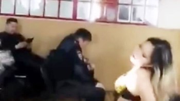 Απολύθηκε γιατί προσέφερε δώρο μία στρίπερ στους άνδρες συναδέλφους της – ΦΩΤΟ