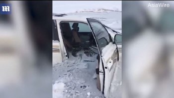 Η σοκαριστική στιγμή που αυτοκίνητο βυθίζεται σε παγωμένη λίμνη – ΒΙΝΤΕΟ