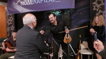 Με μαντινάδα υποδέχθηκαν τον Βαγγέλη Μεϊμαράκη στη Λάρισα – ΒΙΝΤΕΟ