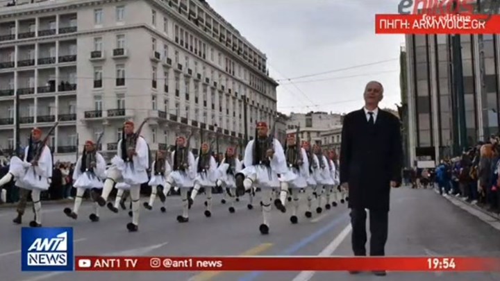 Ρίγη συγκίνησης στην παρέλαση των Ευζώνων στο Σύνταγμα στη μνήμη του Σπύρου Θωμά – Παρών και  ο πατέρας του – ΒΙΝΤΕΟ