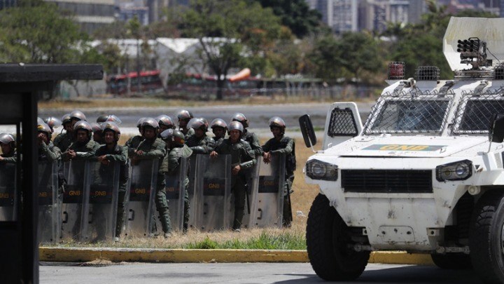 Περισσότεροι από 150 στρατιωτικοί αυτομόλησαν στην Κολομβία από τη Βενεζουέλα