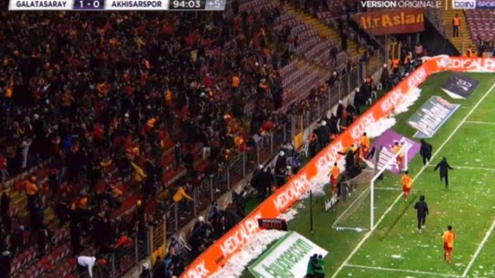 Φοβερό σκηνικό στο γήπεδο της Γαλατά: Buzzer-beater από Μήτρογλου και στα μεγάφωνα έπαιζε Κιάμο – ΒΙΝΤΕΟ