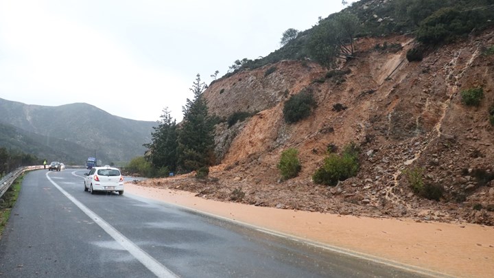 Προβλήματα από την κακοκαιρία στην Κρήτη – Έπεσαν βράχια στην εθνική οδό – ΦΩΤΟ