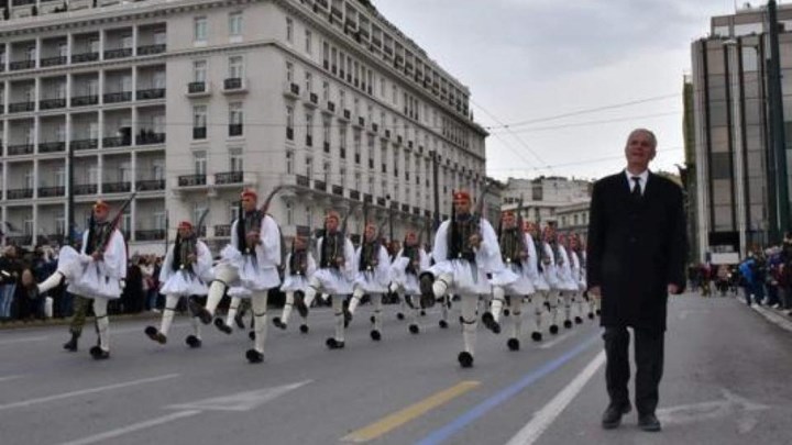 Συγκίνηση στην παρέλαση της Προεδρικής Φρουράς: Ο πατέρας του άτυχου Σπύρου δίπλα στους Εύζωνες – ΦΩΤΟ – ΒΙΝΤΕΟ