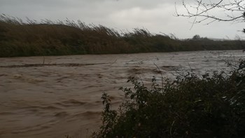 Αυτοκίνητο παρασύρθηκε από χείμαρρο στα Χανιά – Αγνοείται ο οδηγός