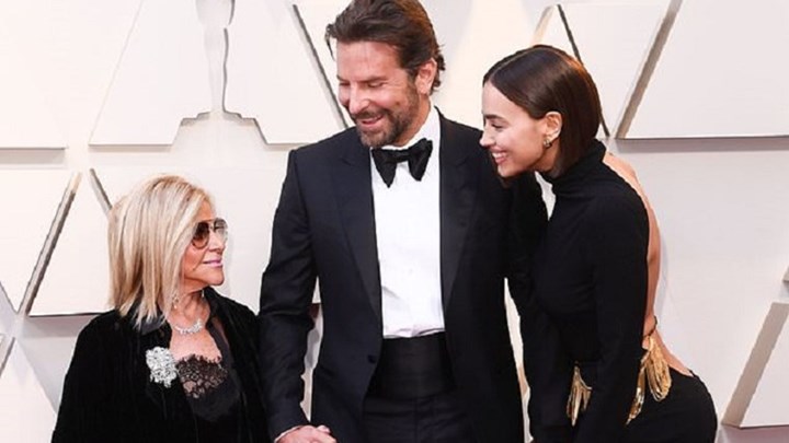 Ο Μπράντλεϊ Κούπερ απέδειξε ότι είναι μεγάλος μαμάκιας – Πήγε στα Όσκαρ με την Ιρίνα Σάικ και τη μητέρα του – ΦΩΤΟ – ΒΙΝΤΕΟ