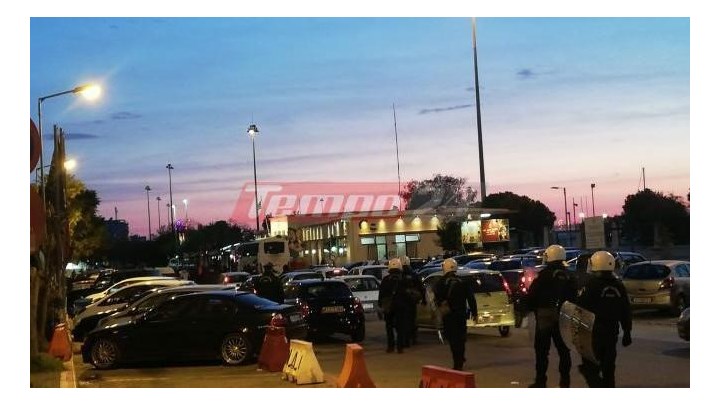 Αντιεξουσιαστές έξω από το ξενοδοχείο που μιλούν Ραγκούσης, Παπαδημούλης και Κουβέλης στην Πάτρα – ΦΩΤΟ