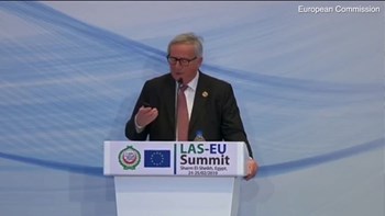 Η γυναίκα του Γιούνκερ διακόπτει τη συνέντευξη Τύπου στην Αίγυπτο – ΒΙΝΤΕΟ