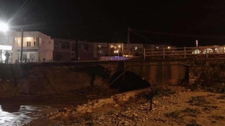 Κατέρρευσε τμήμα της γέφυρας Σταυρωμένου Ρεθύμνου από την ορμή των νερών της βροχής