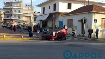 Αυτοκίνητο αναποδογύρισε μπροστά σε σχολείο – ΦΩΤΟ