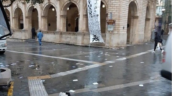 Κατάληψη αντιεξουσιαστών στο Δημαρχείο Ηρακλείου – ΦΩΤΟ