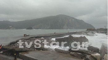 Μεγάλες ζημιές στο Μαντούδι – “Βούλιαξε” ο προβλήτας του λιμανιού – ΦΩΤΟ