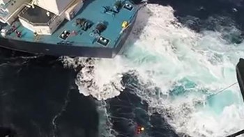 Δραματική επιχείρηση διάσωσης Έλληνα καπετάνιου στον Ατλαντικό –  ΒΙΝΤΕΟ